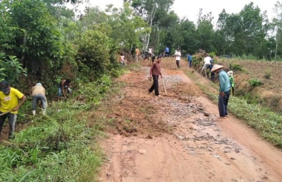 Warga Kampung Sumber Katon Budayakan Gotong Royong
