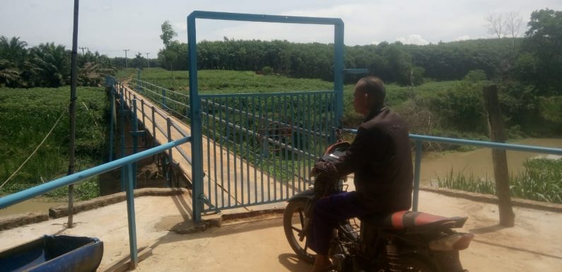 Warga dan Pelajar Keluhkan Jembatan Milik Pribadi Yang Ditutup