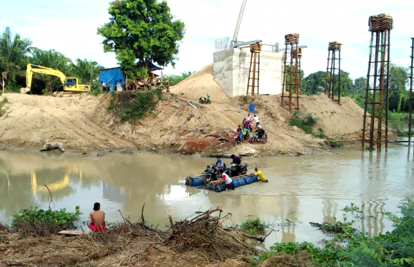 Imbas Jembatan Ditutup, Siswa Terpaksa Naik Perahu Rakit