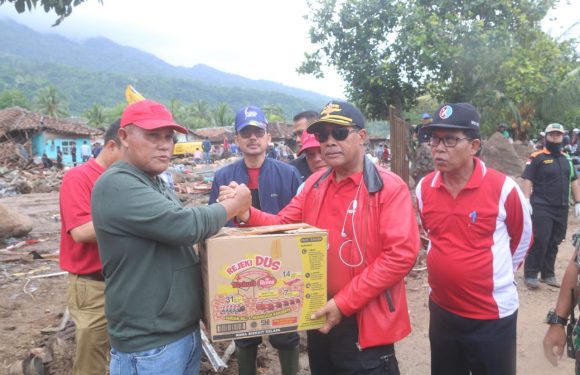 Bupati Loekman Kunjungi Korban Tsunami
