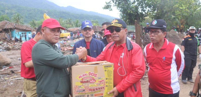 Bupati Loekman Kunjungi Korban Tsunami