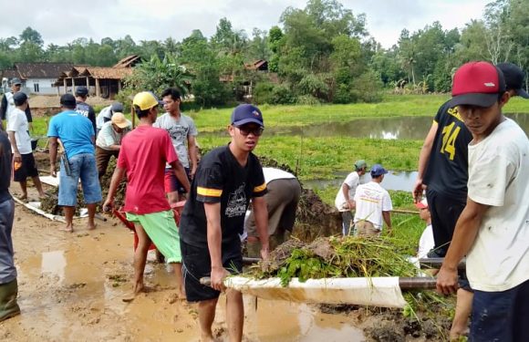 Warga Kampung Kalirejo  Lakukan Gotong Royong