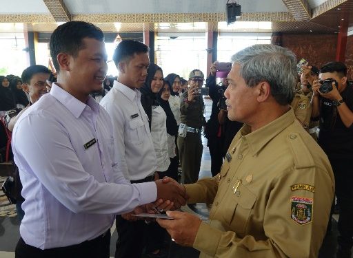 Bupati Loekman Bagikan SK 593 CPNS