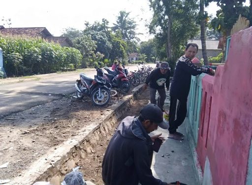 Warga Banjarrejo Gotong Royong Percantik Kantor Kakam