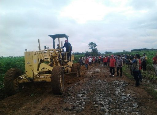 Gotong Royong Bupati di Banjarrejo, Perbaiki Jalan Penghubung Kabupaten