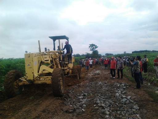 Gotong Royong Bupati di Banjarrejo, Perbaiki Jalan Penghubung Kabupaten