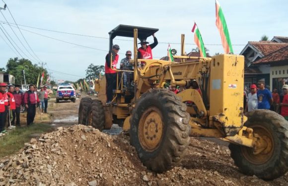 Ruas Jalan Donoarum-Fajarasri Rusak Parah, Bupati dan Warga Gotong-Royong