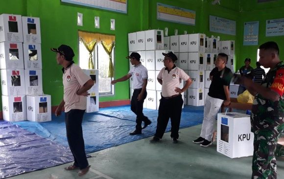 Diangkut Enam Truk, Logistik Pemilu 2019 Tiba di Seputihsurabaya