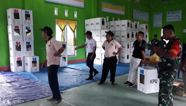 Diangkut Enam Truk, Logistik Pemilu 2019 Tiba di Seputihsurabaya