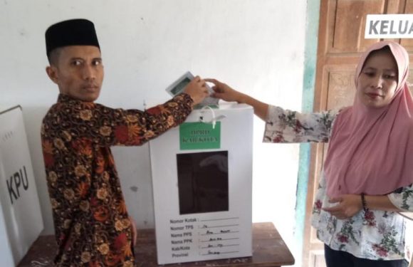 Datangi TPS 14 Reno Basuki, Dedi Muryanto Salurkan Hak Pilih