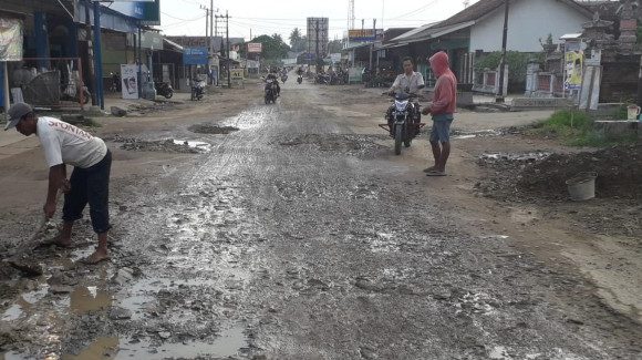Warga Timbun Jalan Berlubang