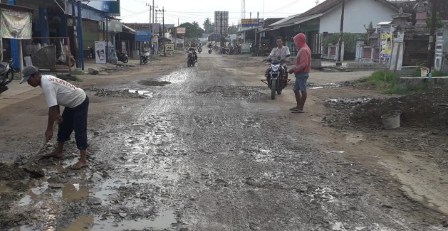 Warga Timbun Jalan Berlubang