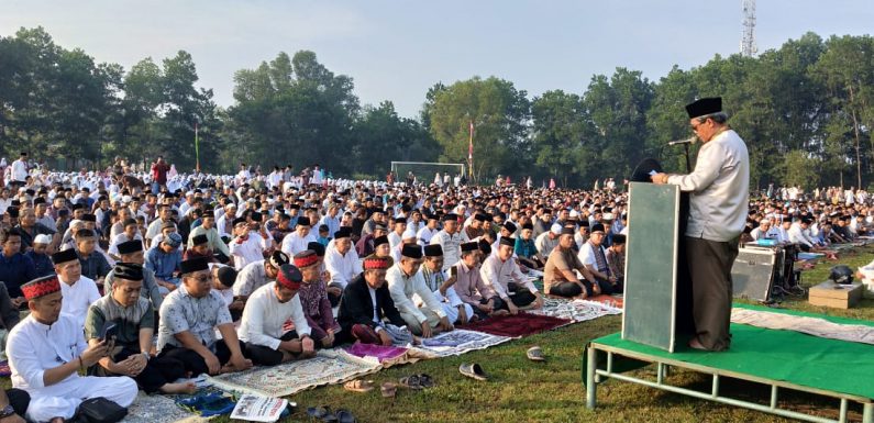 Bupati Loekman Shalat Idul Fitri Di Lapangan Merdeka Kampung Poncowati