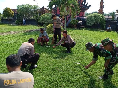 Hut Polri ke 73, Personil Gabungan TNI-Polri Laksanakan Baksos di Pura Jagat Kirana