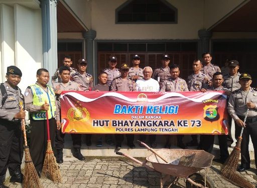 HUT Polri Ke 73, Anggota Polres Lampung Tengah Juga Melaksanakan Baksos di Gereja Ludwida Bandarjaya Barat