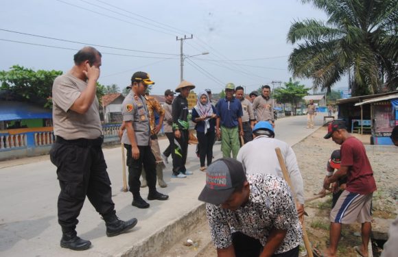 Bakti Sosial Wakapolres, Kapolsek dan Kakam Bersihkan Pasar