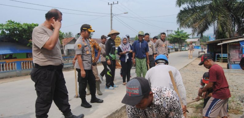 Bakti Sosial Wakapolres, Kapolsek dan Kakam Bersihkan Pasar