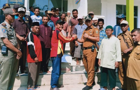Diserahkan Camat, Bantuan Semen dari Bupati untuk Pembangunan Masjid