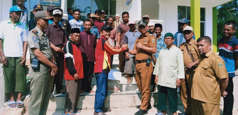 Diserahkan Camat, Bantuan Semen dari Bupati untuk Pembangunan Masjid