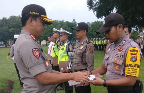 Brigpol Leonardo Terima Penghargaan Dari Kapolres Lamteng