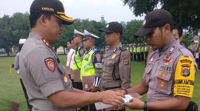 Brigpol Leonardo Terima Penghargaan Dari Kapolres Lamteng