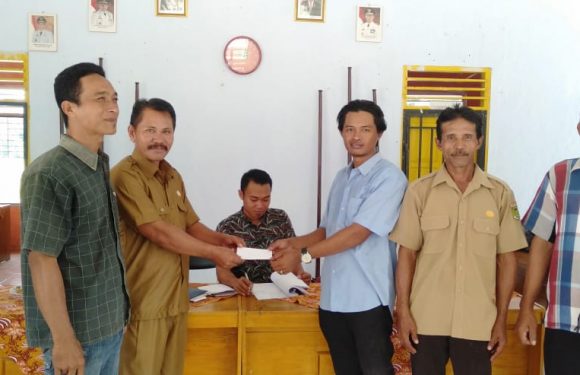 Kakam Ngesti Rahayu Serahkan Siltap Triwulan II