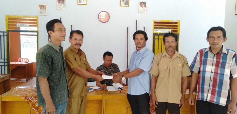 Kakam Ngesti Rahayu Serahkan Siltap Triwulan II