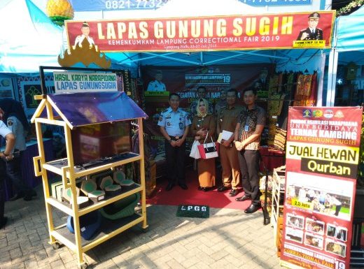 Kain Tapis Khas Lampung hasil karya Napi Lapas Gunung Sugih Mejeng di Correctional Fair 2019 di Lampung Walk
