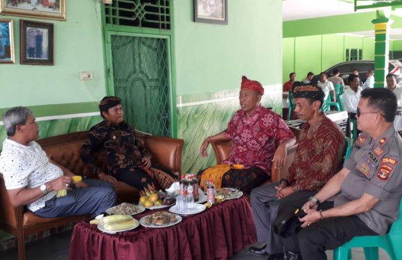 Sebelum ke Lokasi Acara Pemberian Gelar, Bupati Beserta Rombongan Singgah di Kediaman Komang Koheri