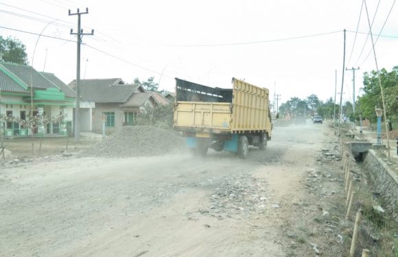 Debu Pekat Ganggu Pengguna Jalan di Rumbia