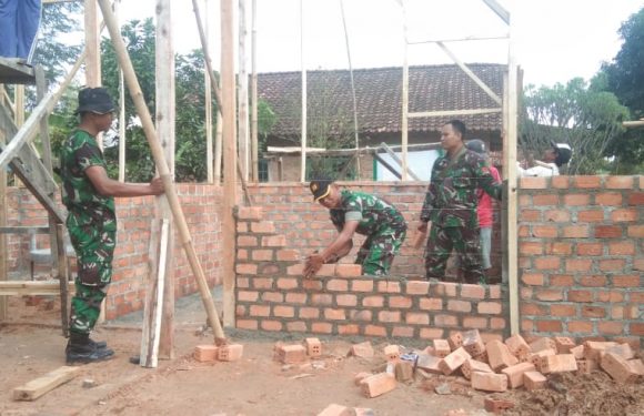 Koramil Terbanggibesar Bedah Rumah di Poncowati