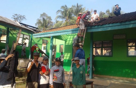 Puing – Puing Gedung MI di Pubian yang Terbakar Dibersihkan