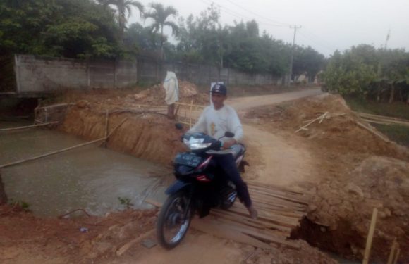 Pembangunan Jembatan di Kelurahan Simbarwaringin Mangkrak