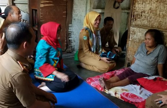 Ketua PKK Lamteng dan Tim Goro Kecamatan Terbanggibesar Sambangi Warga Miskin