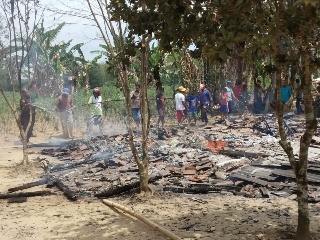 Ditinggal Ketetangga, Rumah Hangus Terbakar