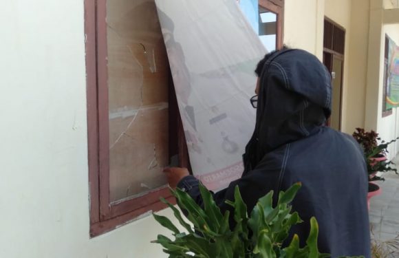 Kaca Kantor Kelurahan Adipuro Pecah, Dinding Penuh Coretan