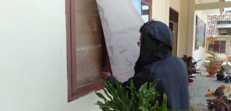 Kaca Kantor Kelurahan Adipuro Pecah, Dinding Penuh Coretan