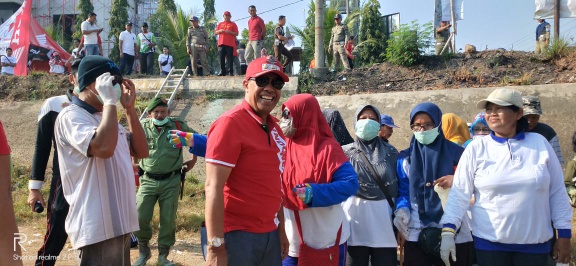 Kompak, Bupati Loekman Bersama Masyarakat Gotongroyong Bersihkan Jaringan Irigasi Bandarjaya