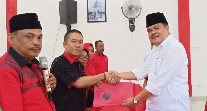 Musa Ahmad – Ardito Wijaya Kembalikan Berkas Pendaftaran ke PDI-P Lamteng