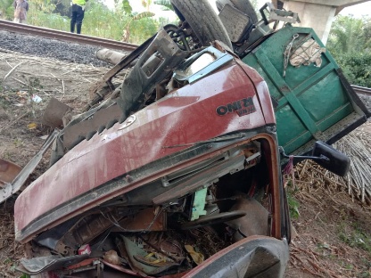 KA Expres Tabrak Truk, Tiga Tewas, Dua Luka