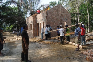 Peduli Korban Kebakaran Kakam Dan Warga Suadaya Dirikan Rumah
