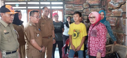 Ketua TP-PKK Lamteng Beri Bantuan Korban Kebakaran di Poncowati