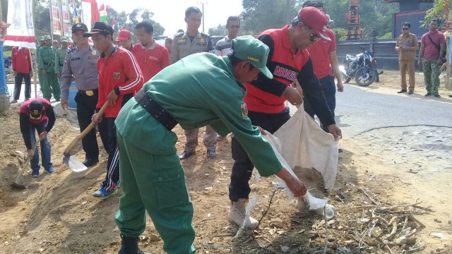 Bupati Gotong Royong di Purtrarumbia, Bantu Semen 50 Sak untuk Pembangunan Masjid