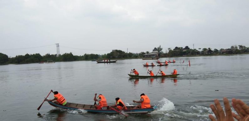 Puluhan Peserta Ramaikan Lomba Dayung Tradisional di Kampung Cabang