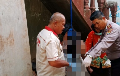 Ibu Muda Ini Tewas Ditemukan Suami Gantung Diri Ditangga Rumah