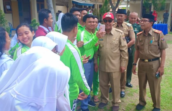 Peringati Hari Guru, Bupati Loekman Beri Kejutan Kesejumlah Sekolah
