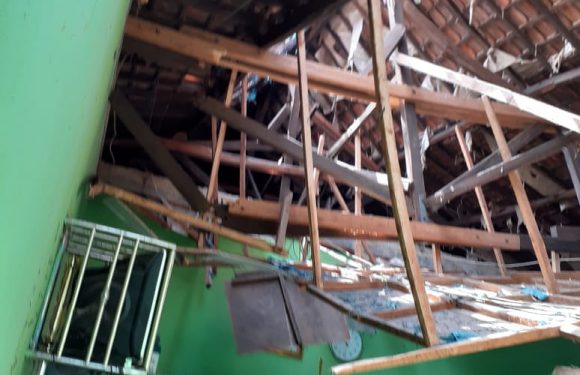 Bruk, Atap Kantor Disdikbud Lamteng Roboh