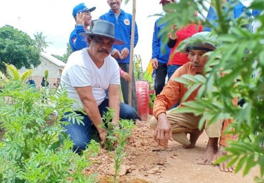 Bersama RPH dan Masyarakat, Sumarsono Tangani Serangan Hama Wereng di Variaagung