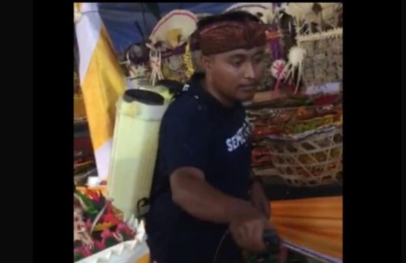 Wayan Eka Mahendra Semprot Disinfektan di Pura Dalam Wirata Agung