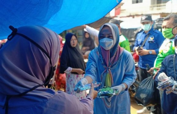 Nessy Mustafa Bagikan Masker dan Hand Sinitizer di Pasar Kalirejo